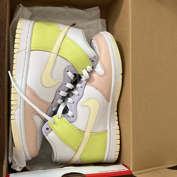 W NIKE DUNK HIGH
WHITE /CASHMERE LT LEMON TWIST
BLANC/CACHEMIRE - Picture 1 of 7